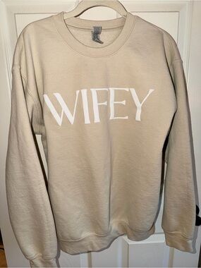 Wifey Gildan Beige Sweatshirt with White Print
